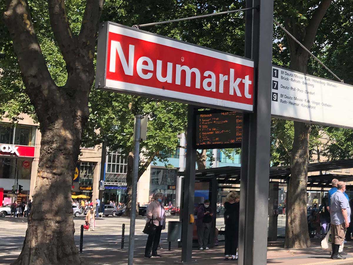 Die U-Bahn Haltestelle Neumarkt Anzeige der U-Bahn-Halstestelle am Neumarkt