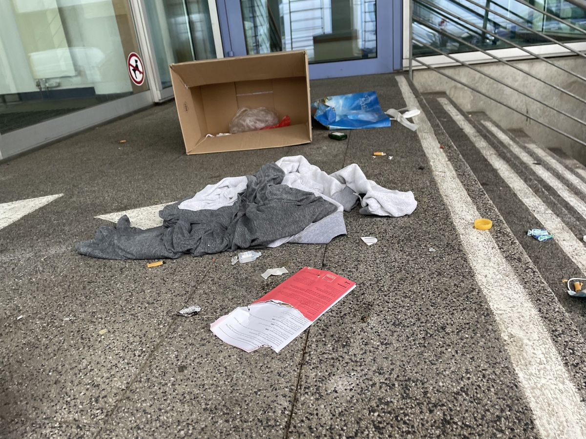 Neumarkt: Müll und Unrat auf den Stufen zur Bahnstation